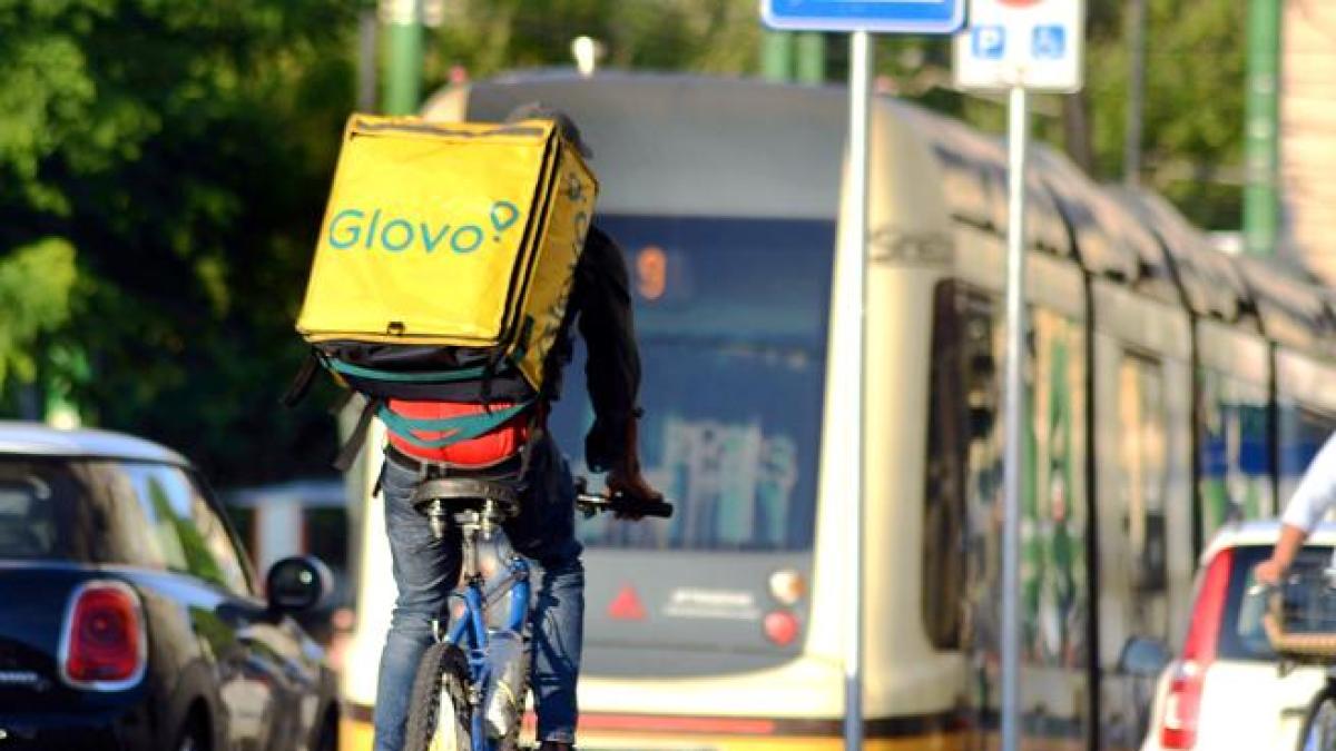 Caporalato, controllo giudiziario per Foodinho srl: «Glovo sfrutta 40.000 ciclofattorini pagandoli 2,50 euro a consegna»