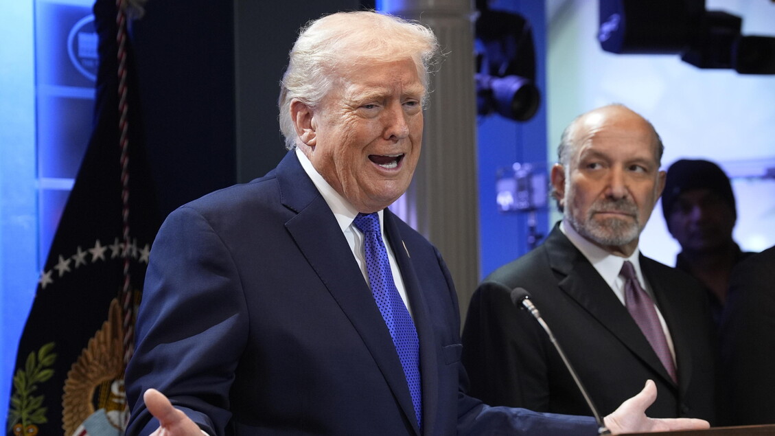 La Corte Suprema Usa boccia i dazi e Trump ne firma altri al 10% - Notizie - Ansa.it