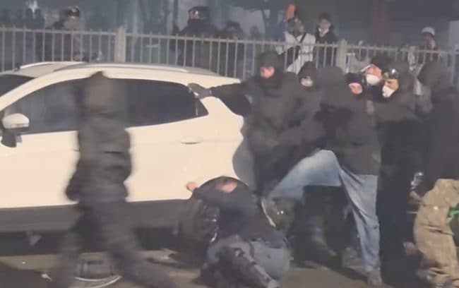 Arrestato uno degli aggressori del poliziotto a Torino, è un 22enne: l’agente dimesso dall’ospedale