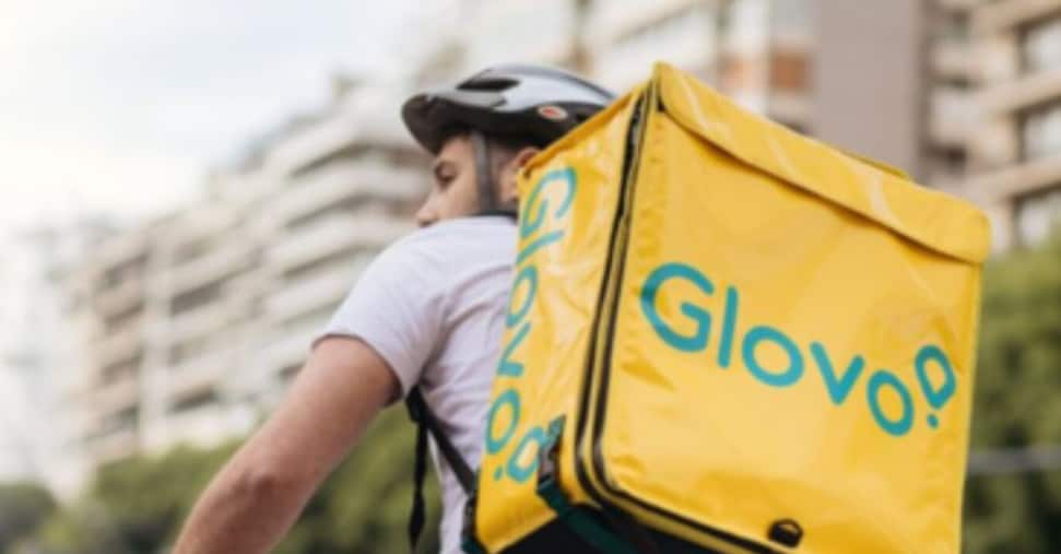 Glovo sotto indagine per caporalato: sfruttamento dei riders a Milano e in tutta Italia