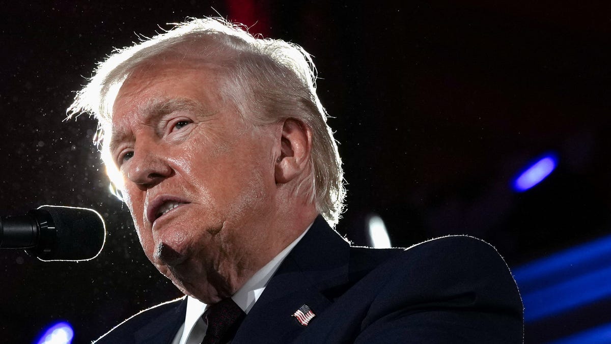 As wait times soar, Trump mulls deploying National Guard to airports