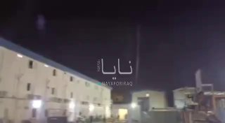 Gli iracheni festeggiano mentre un drone iraniano colpisce una struttura militare statunitense a Baghdad.