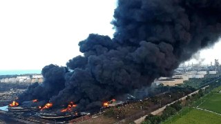 🇮🇷💥🇰🇼 Attacchi di droni hanno colpito la raffineria di Mina Al-Ahmadi in Kuwait.