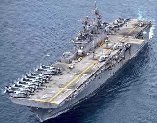 Il gruppo anfibio Boxer, composto dalla USS Boxer LHD-4, dalla USS Portland LPD-27 e dalla USS Comstock LSD-45, è par...