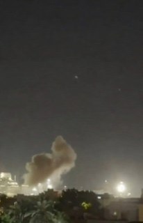 🇮🇷🚀⚔🇦🇪🏴☠️ Conferma visiva del fumo che si alza dal sito dell'impatto a Dubai, negli Emirati Arabi Uniti.