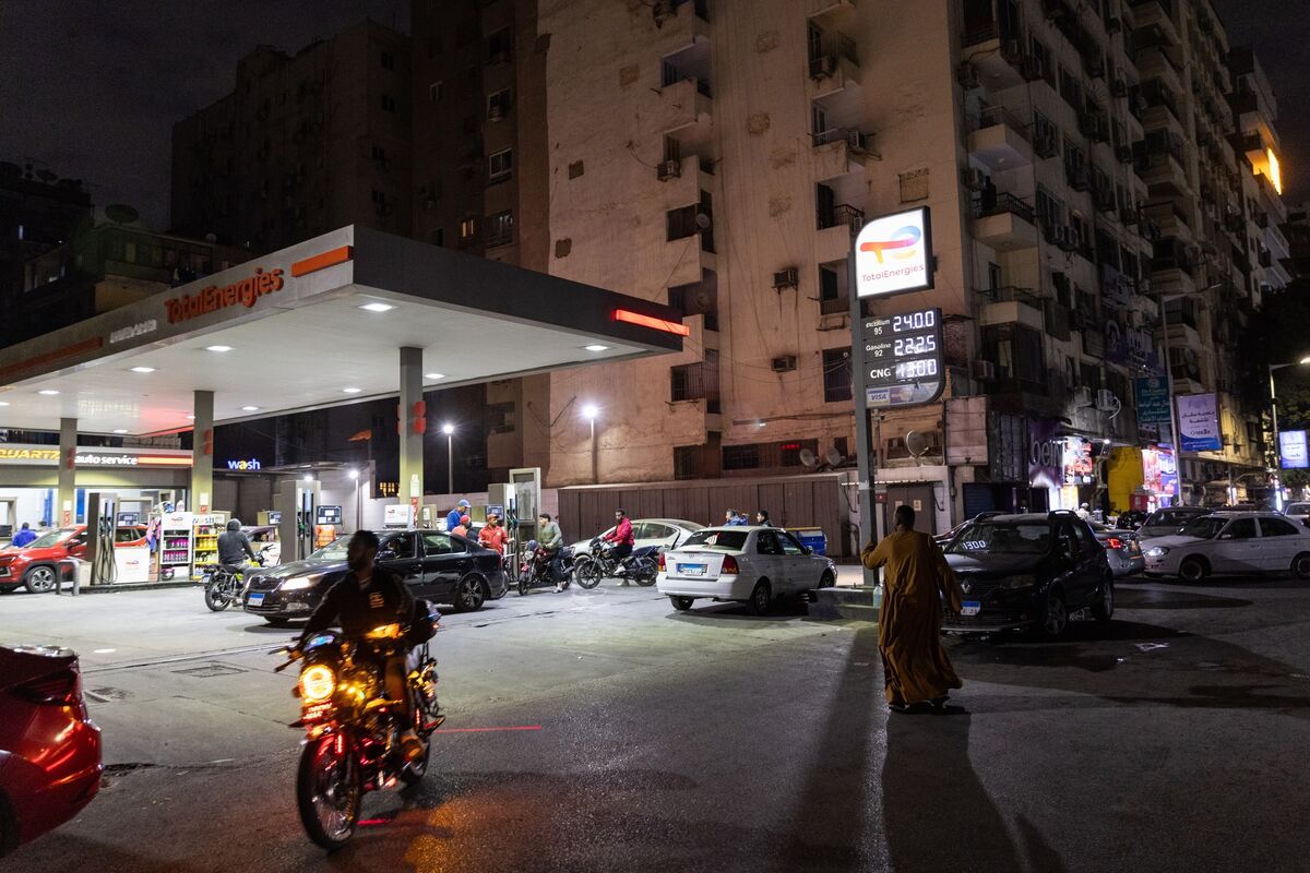 Egypt to Dim Lights Early to Conserve Energy Amid Iran War