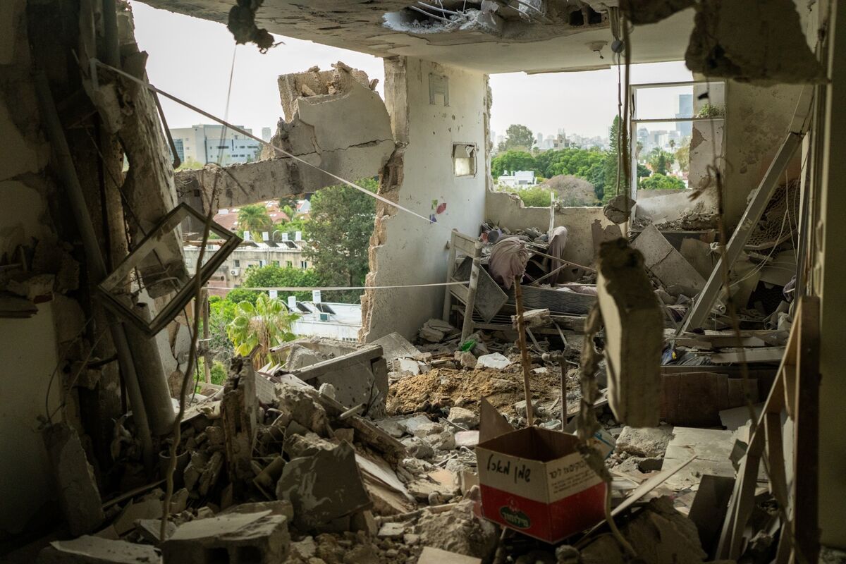 Iran Continues Gulf Strikes After Israel Vows to Spare Energy Sites