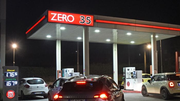 Effetto guerra, il prezzo del diesel si impenna: «Arriverà fino ai due euro»