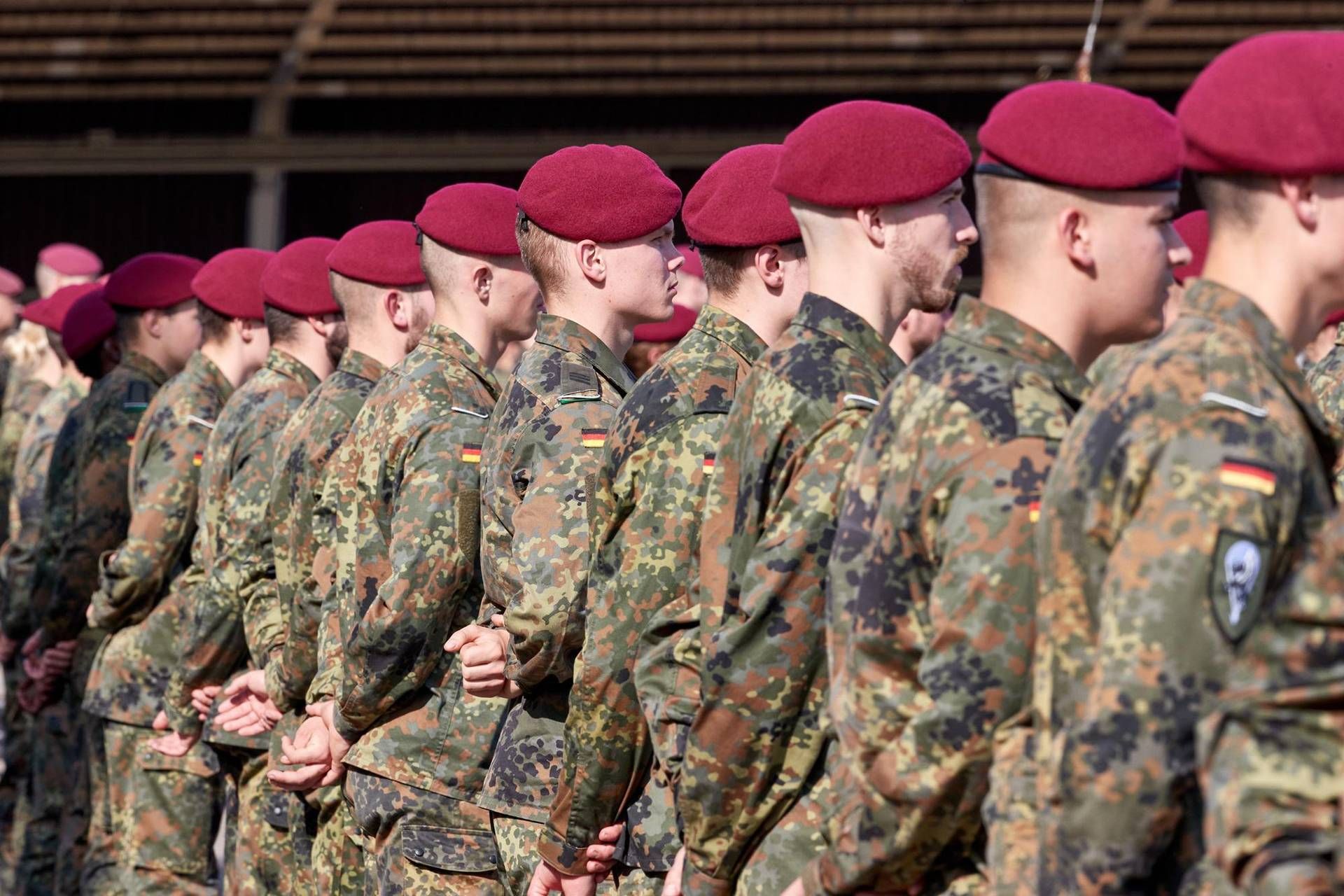 Viaggi all'estero? Serve permesso dell'esercito, svolta in Germania per i cittadini