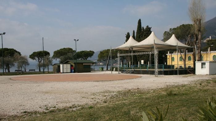 Tre papà pestati da un gruppo di maranza dopo un furto
