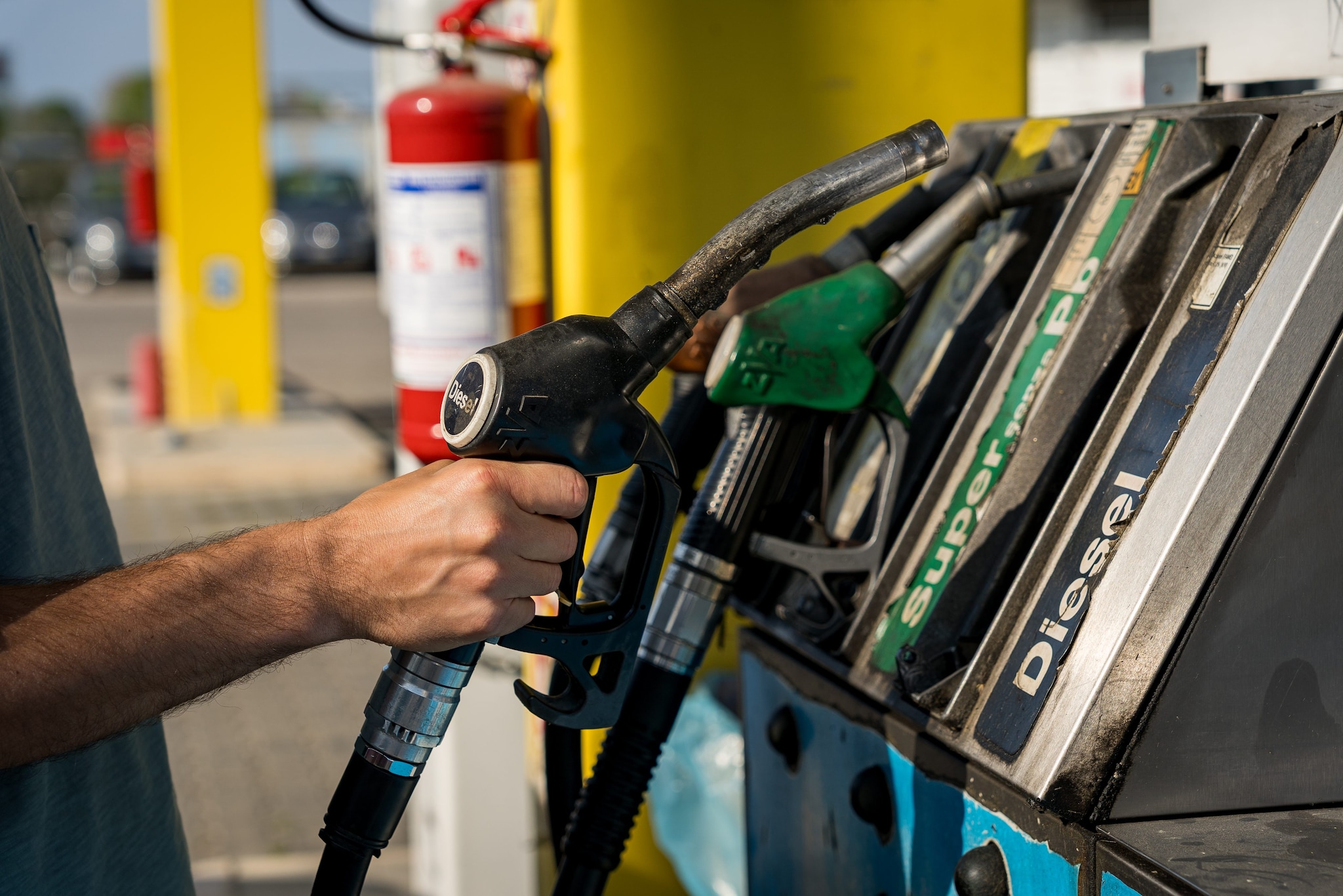 “La tregua in Iran non basta, i prezzi di energia e carburante non caleranno per mesi”: l’analisi di Nicolazzi