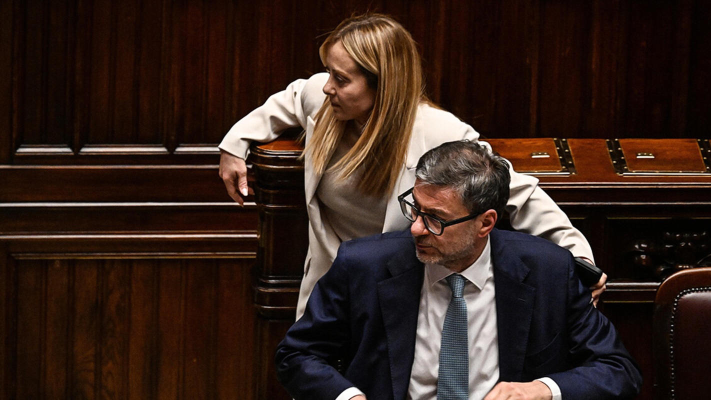 Il ministro Giorgetti: «Rischiamo la benzina a 3 euro»