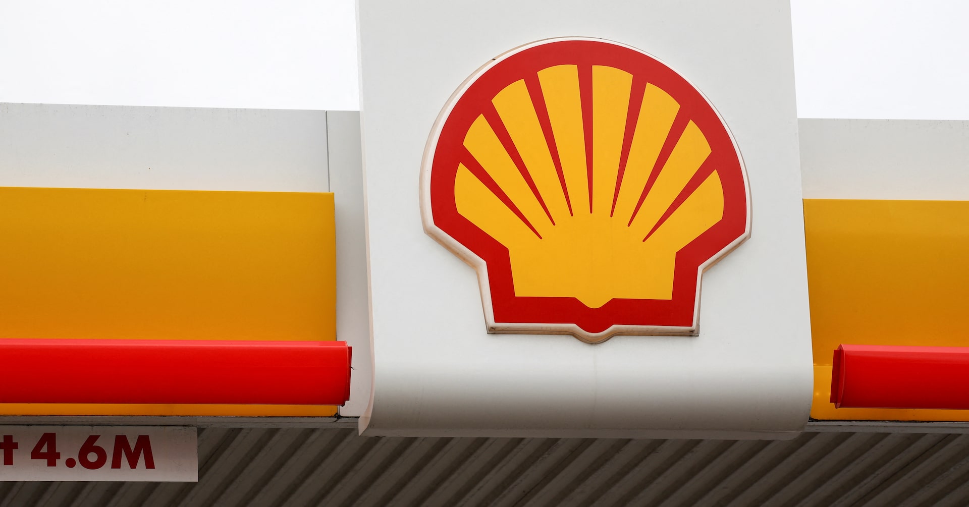 Exclusive: Oil giants show early interest in US Gulf deepwater field stake, sources say