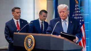 TRUMP PENSA ALLA GUERRA - Rinunciando a partecipare al matrimonio del figlio, Donald Trump ha convocato una riunione ...