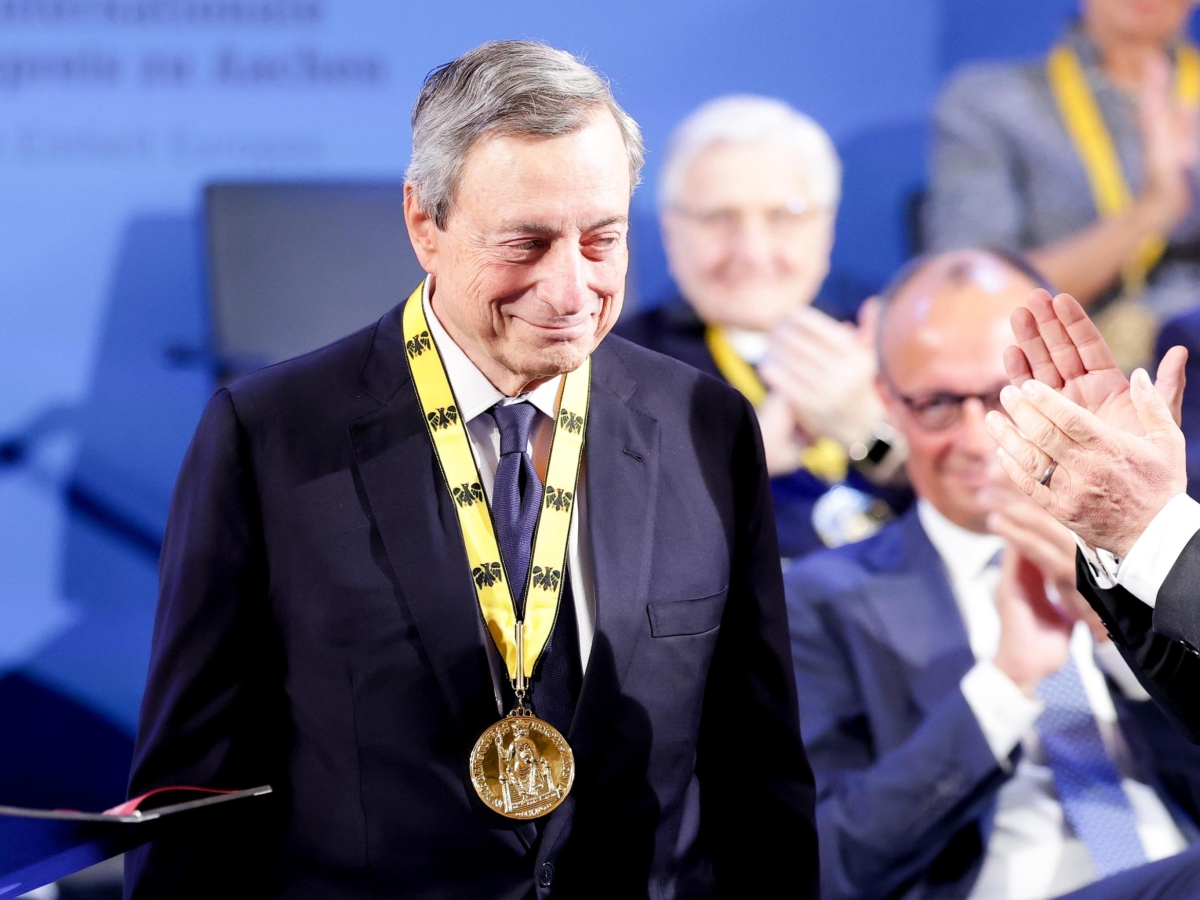 Draghi e il discorso per «rifondare» l'Ue: «Per la prima volta noi europei siamo davvero soli. Va costruito dalle fondamenta un nuovo quadro: si trasformi la crisi in più unione»