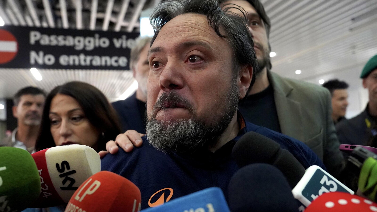 Dario Carotenuto: "Noi della Flotilla picchiati selvaggiamente in Israele. Su alcuni abusi sessuali, altri sono fratturati"