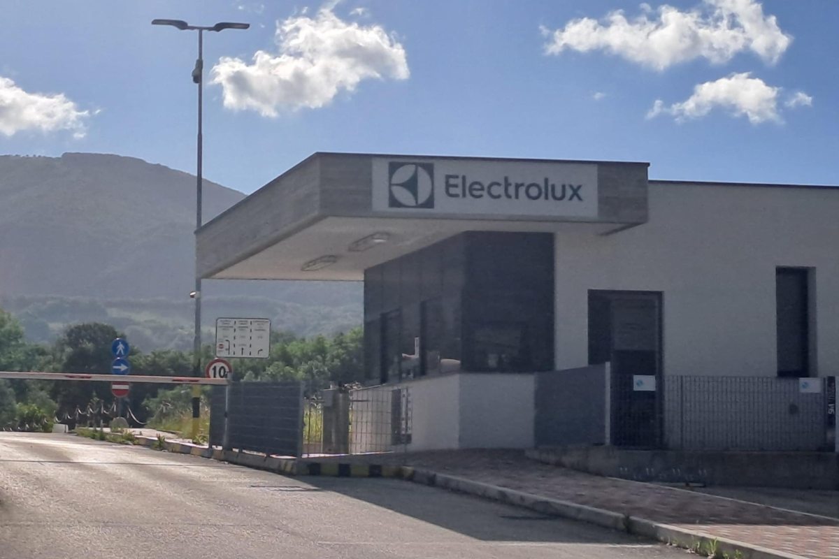 ELECTROLUX 1.700 ESUBERI | La delocalizzazione al ribasso con una domanda sull'Ue