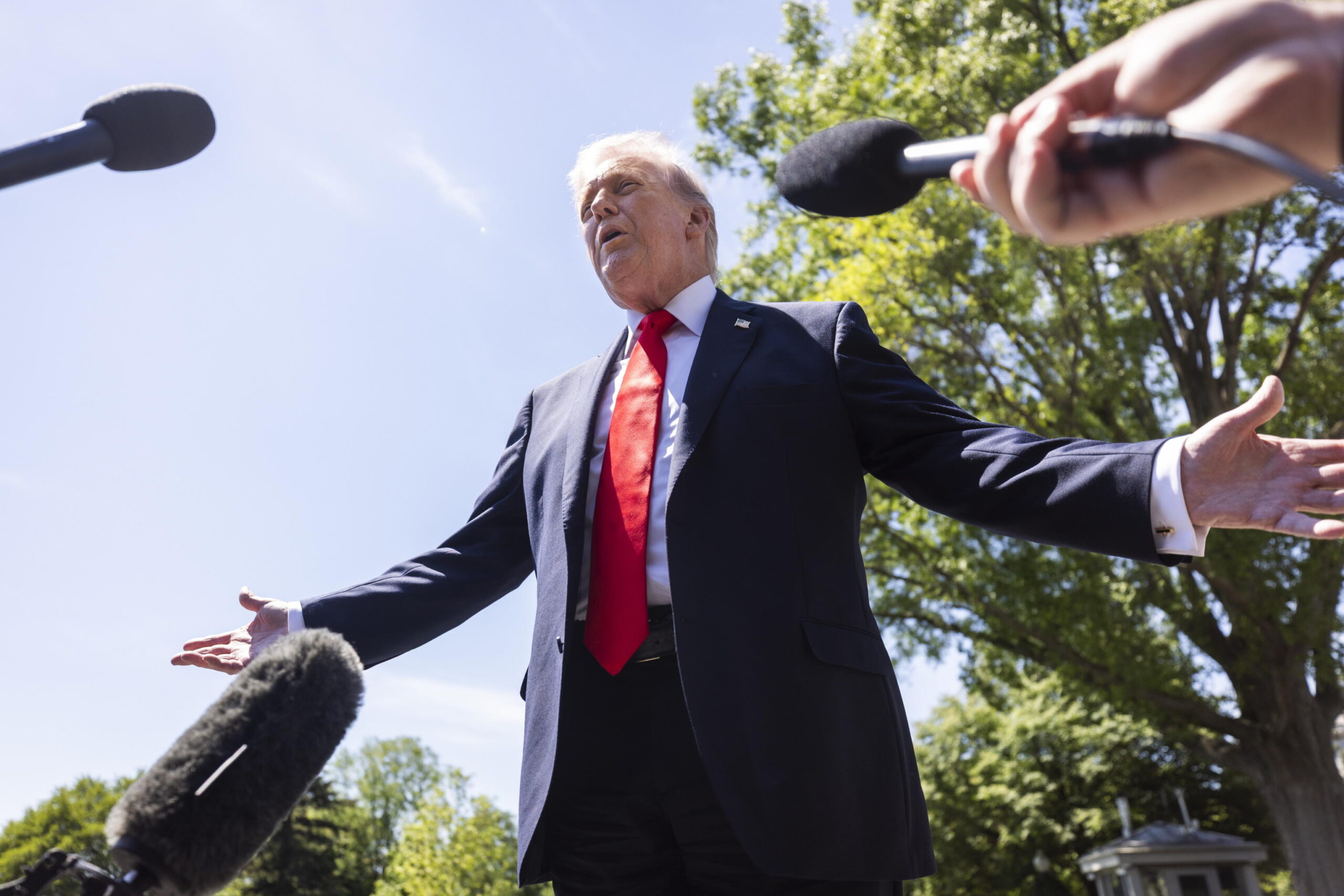 Trump punisce l'Ue, dazi al 25% sulle auto: «Patti violati». L'ira di Bruxelles: «È inaffidabile»