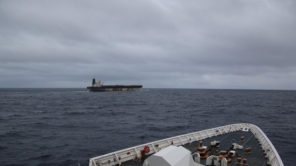Macron, Francia e partner hanno intercettato una petroliera russa nell'Atlantico - Ultima ora - Ansa.it