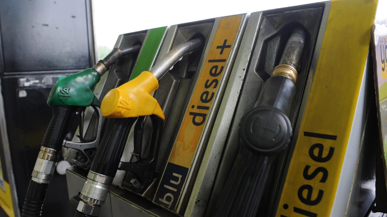 Salgono i prezzi di benzina e gasolio dopo lo stop al taglio delle accise - Ultima ora - Ansa.it