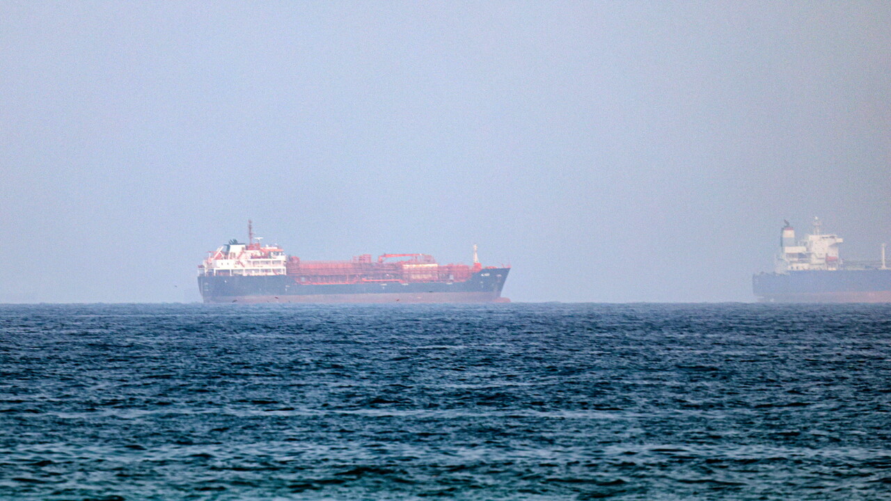 Iran, nuova ondata di attacchi Usa. I pasdaran: 'Petroliera in fiamme a Hormuz, altre due fanno dietrofront' - Notizie - Ansa.it