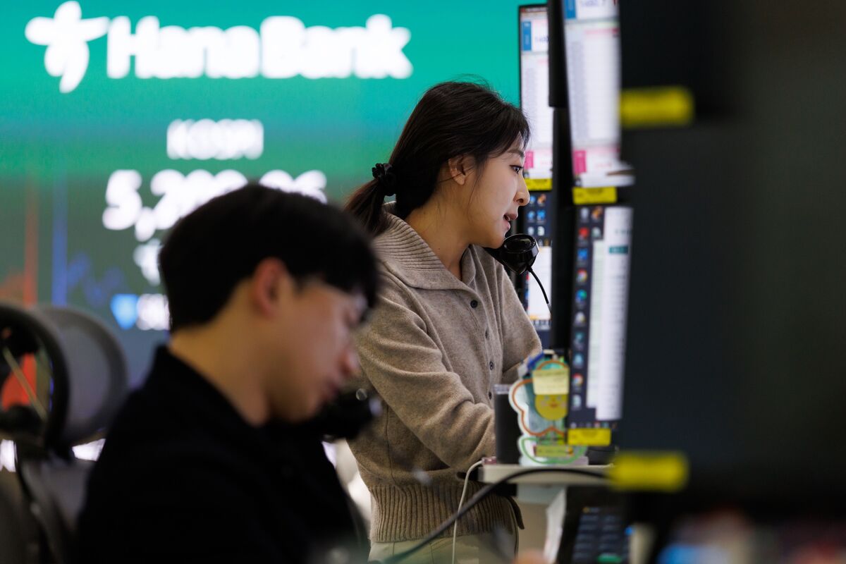Stocks Slide With Futures as Chip Selloff Deepens: Markets Wrap