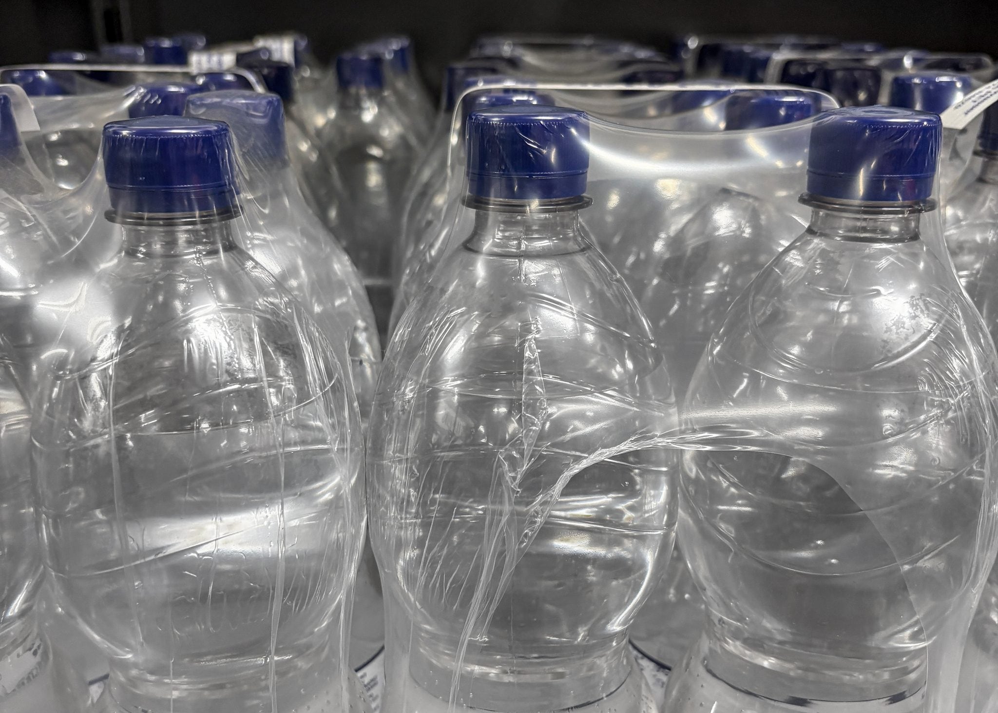 Dal 2030 niente più confezioni d’acqua da sei bottiglie di plastica: le nuove regole UE sugli imballaggi