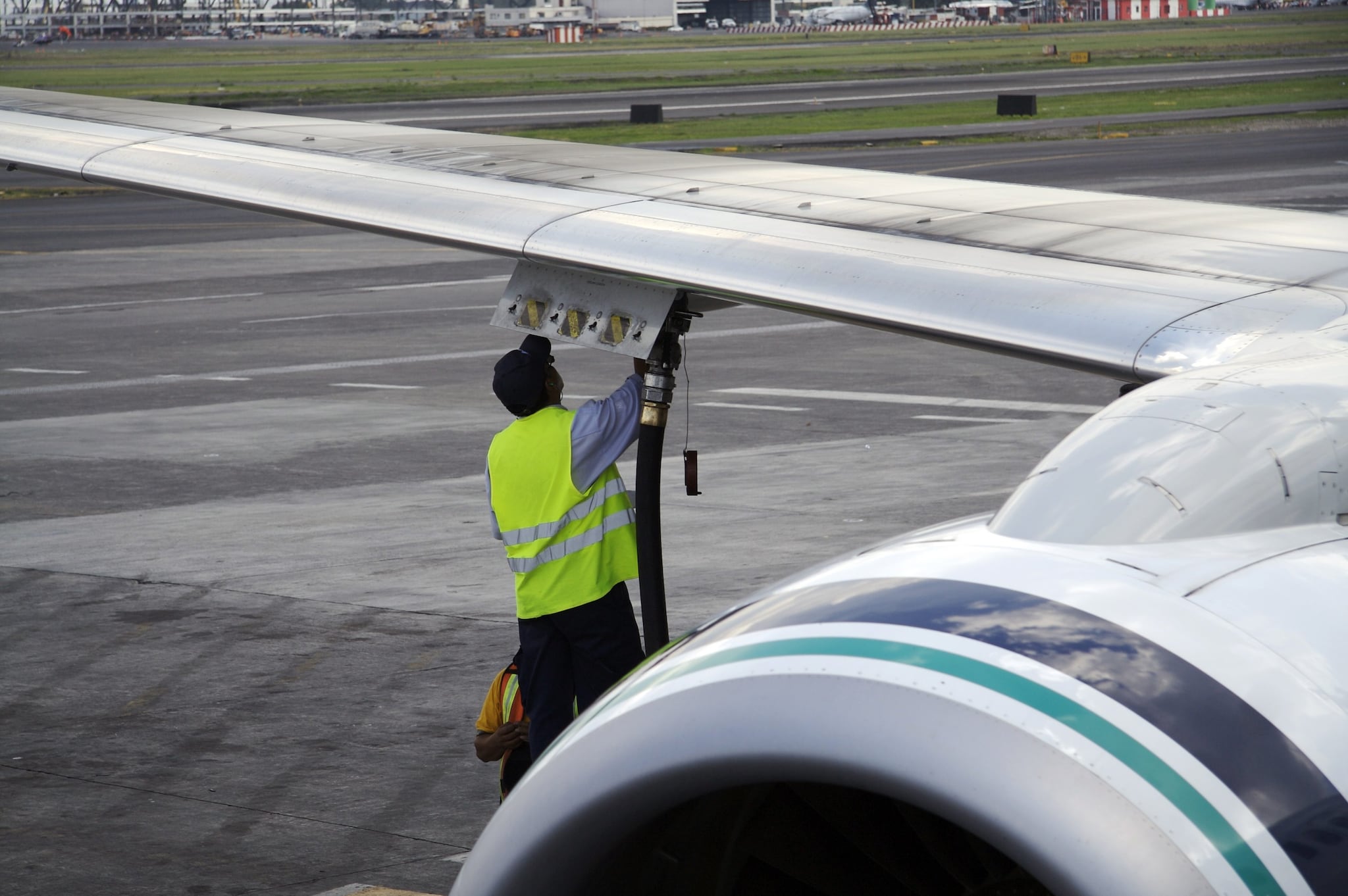 Crisi petrolio e navi bloccate, scatta richiesta di razionamenti di jet fuel per gli aerei ma i voli restano regolari