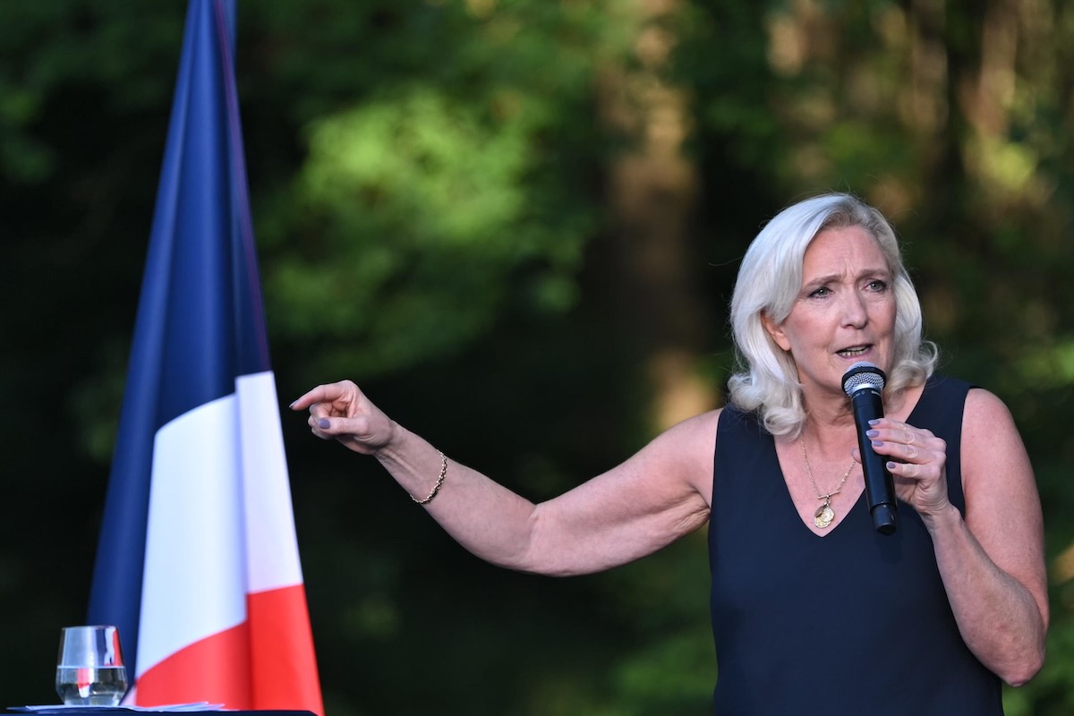 Marine Le Pen condannata in appello, ma può correre per l'Eliseo: c'è l'ostacolo del braccialetto elettronico