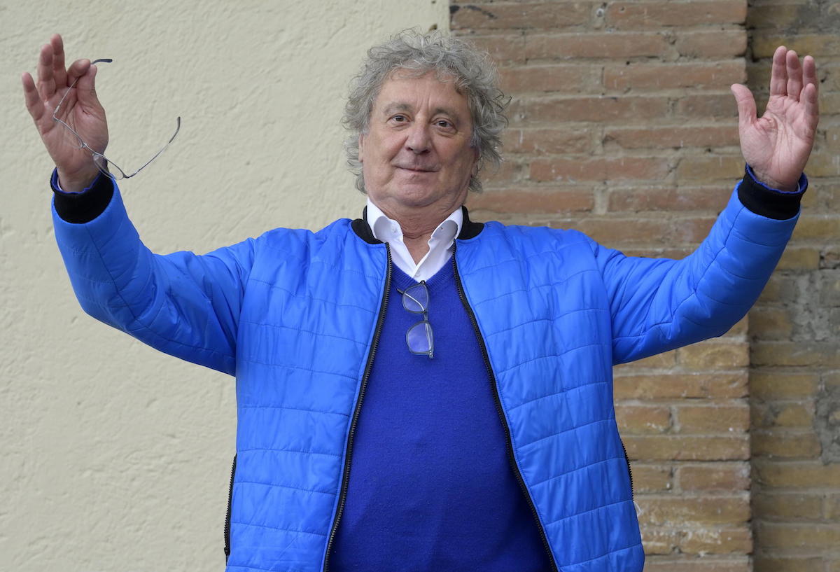 «Voglio vedere Schillaci in attesa per mesi di una tac e vederlo morire». Enzo Iacchetti spara a zero, poi si scusa: «Ministro, era una gag» - Il video