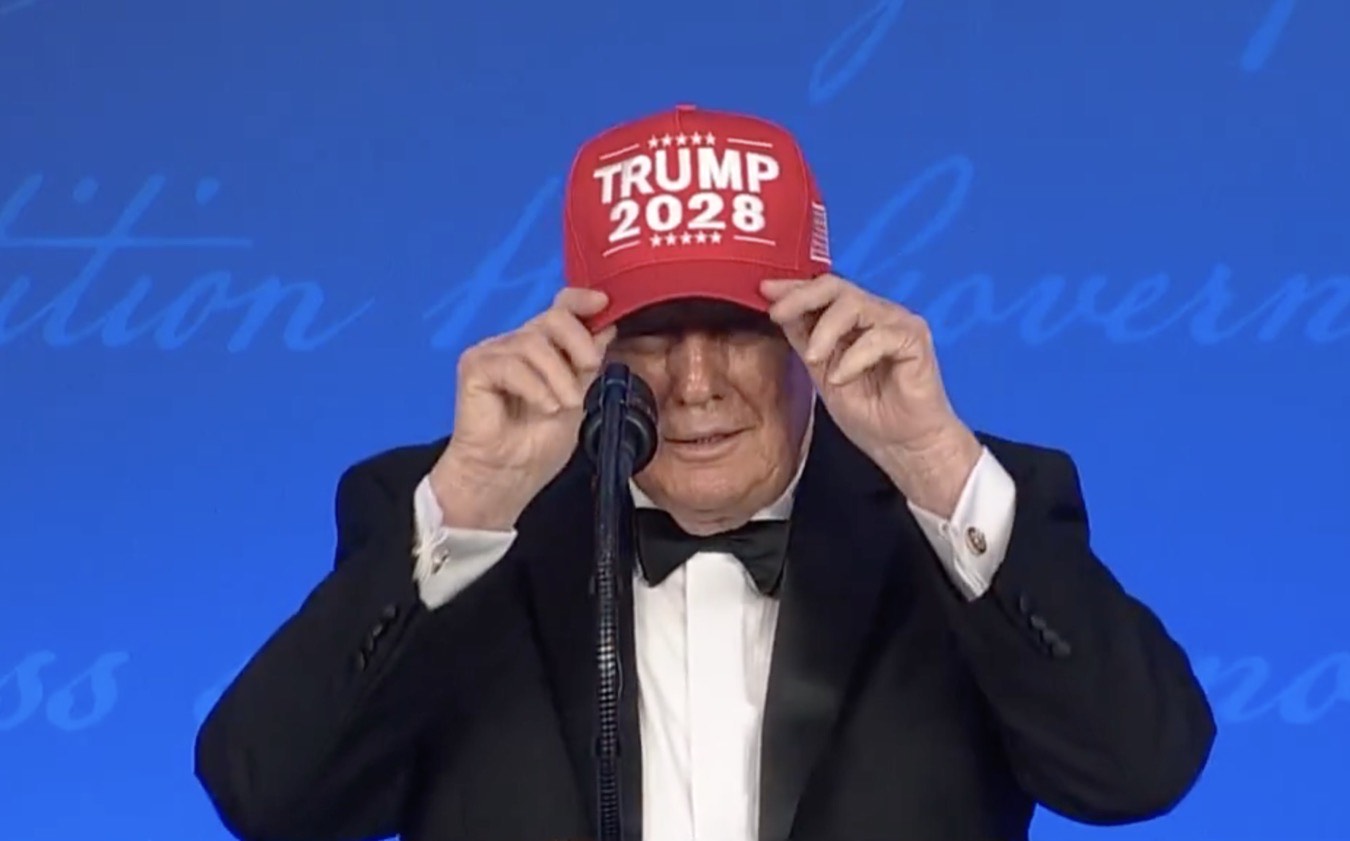 Donald Trump, l'annuncio che fa calare il gelo al gala con i giornalisti: «Voglio ricandidarmi: ho già vinto tre volte» - Il video