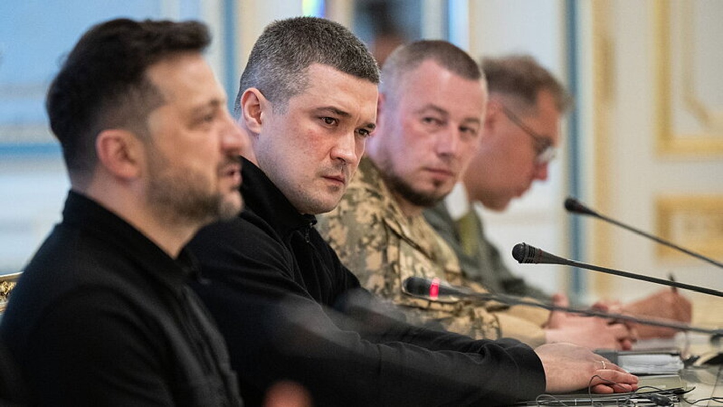 Zelensky: «La guerra non è più nelle mani di Putin». Ma la piazza ucraina protesta per Fedorov