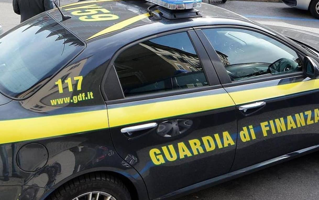 Tre missili nascosti nel furgone, cittadino francese arrestato a Bari