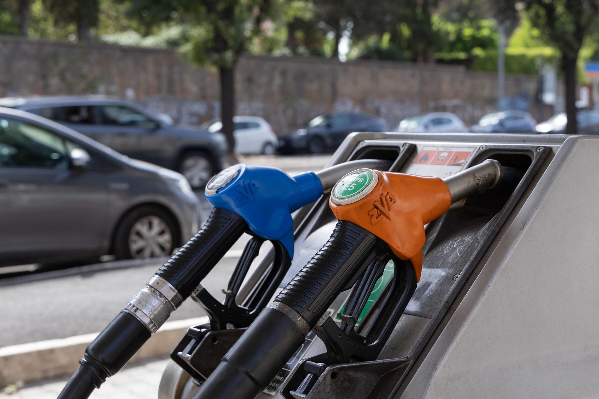 Carburanti, dal governo misura tampone sulle accise. Extraprofitti scaldano Lega e Forza Italia