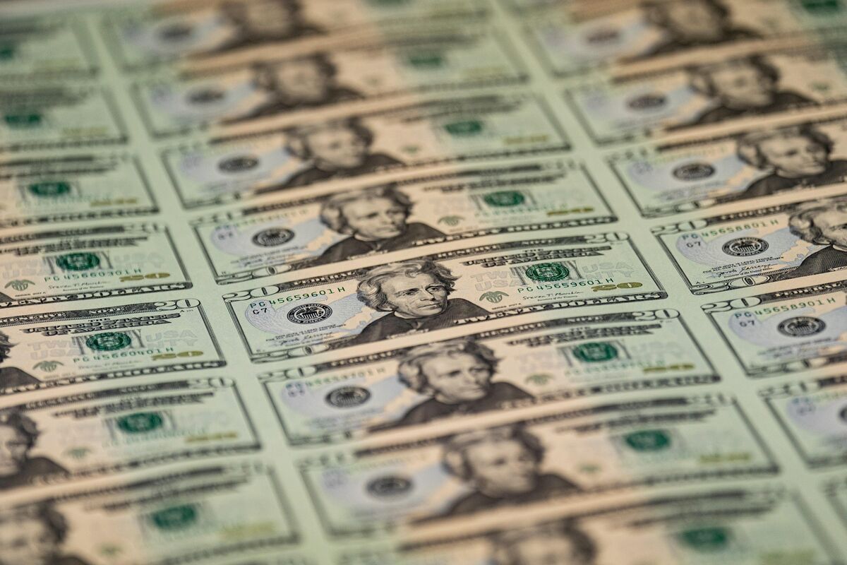 Dollar Risks Becoming Biggest Loser From Bessent’s Bond Buying