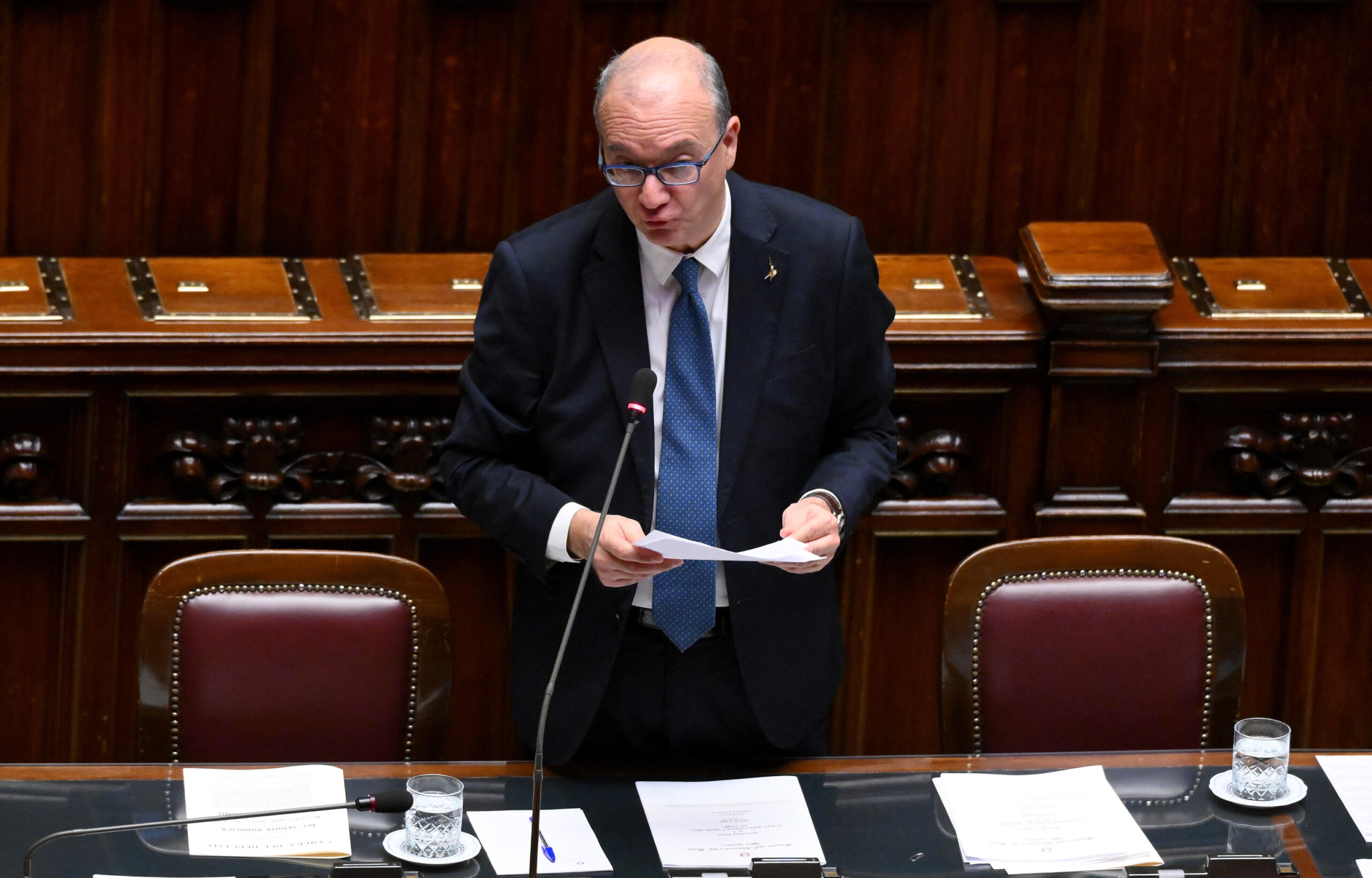 Valditara e la circolare per fissare «un limite del 30% di stranieri in classe»