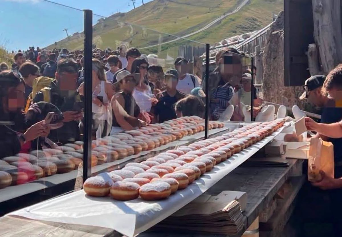 Le lunghe file per i bomboloni (o meglio krapfen) mangiati in cima sulle Dolomiti