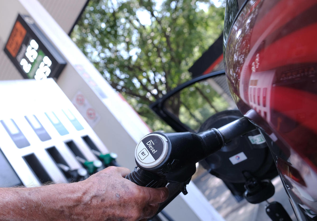 Caro carburanti: proroga lampo del taglio per il rientro dalle vacanze, poi cambia tutto. Le soluzioni al vaglio di Palazzo Chigi