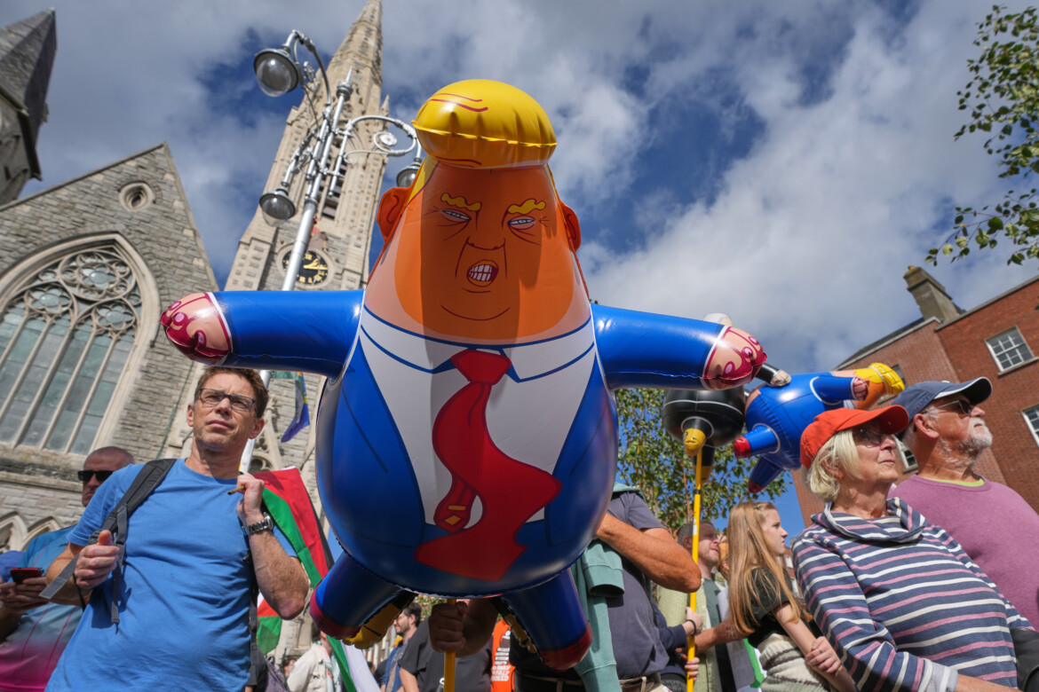 Trump: «Irlanda unita». Migliaia in piazza contro di lui a Dublino | il manifesto