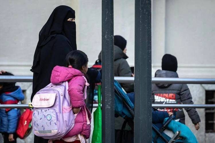 Burqa vietato a scuola, multa fino a 1000 euro. Sanzioni se genitori non studiano italiano: ecco il decreto