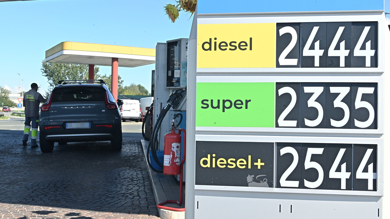 Sconto accise si dimezza, diesel sale a 2,357 euro, in autostrada a 2,439 - Ultima ora - Ansa.it