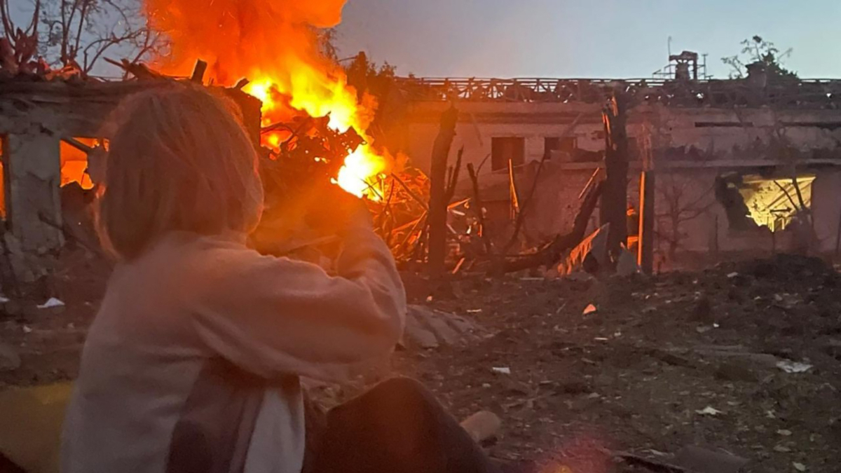 Raid russi su Kiev e Odessa: 12 morti, droni violano l'Estonia