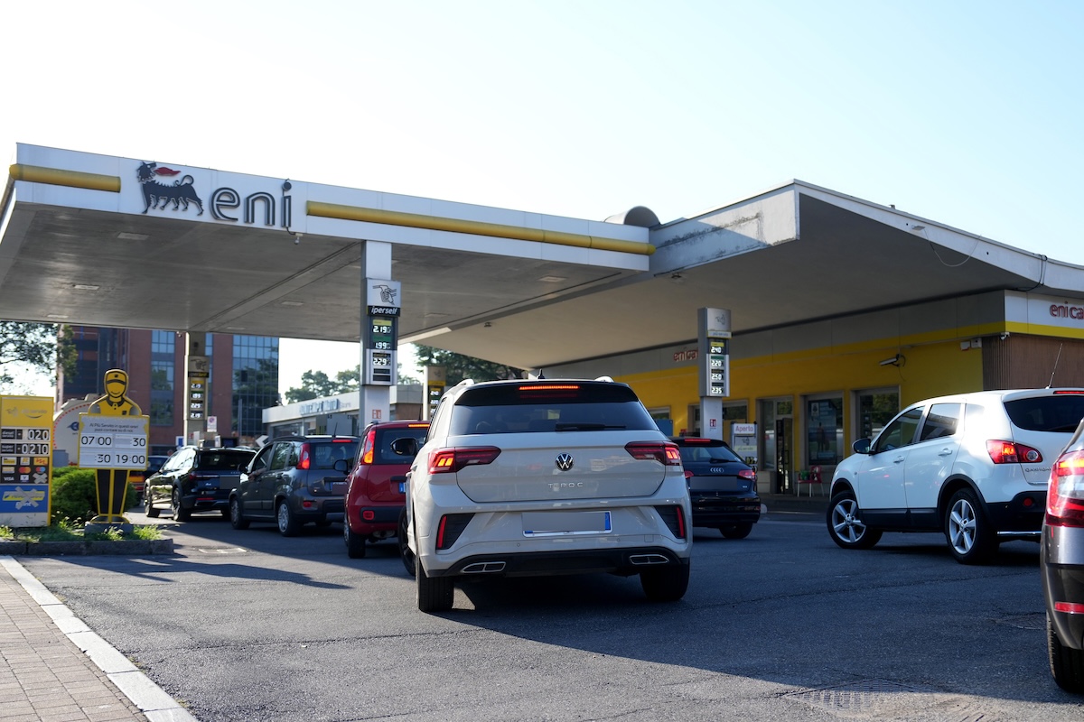 Cosa c'è dietro al limite al prezzo dei carburanti di Eni, IP e Q8