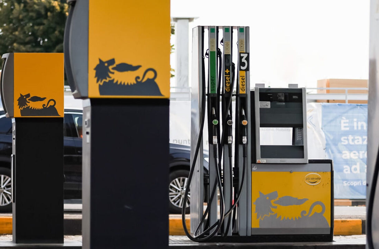 Eni, Ip e il tetto ai prezzi di benzina e diesel: dove si applica, come funziona, quanto si risparmia