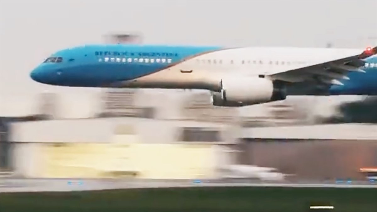 Intense Flyby By Argentina's New Presidential 757 Goes Viral