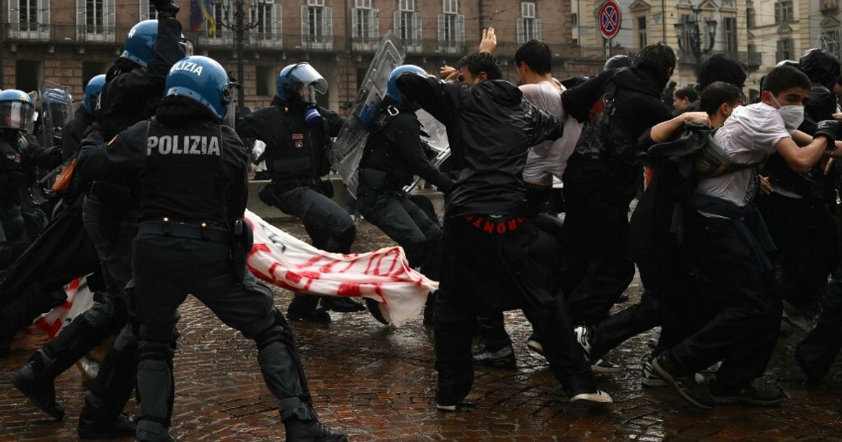 Nasce il reato di partecipazione violenta ai cortei