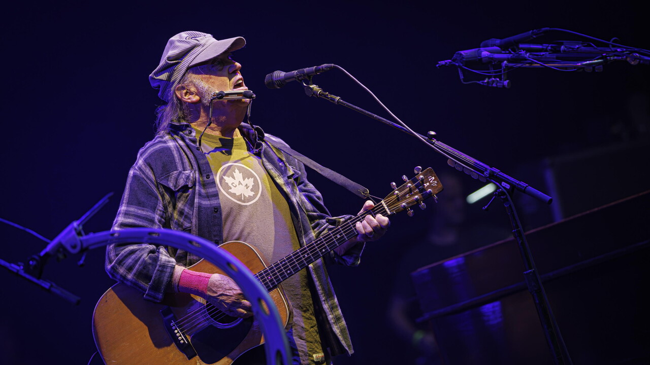 Neil Young fa causa allo staff di Trump per aver suonato 'Rockin' in the Free World' - Ultima ora - Ansa.it