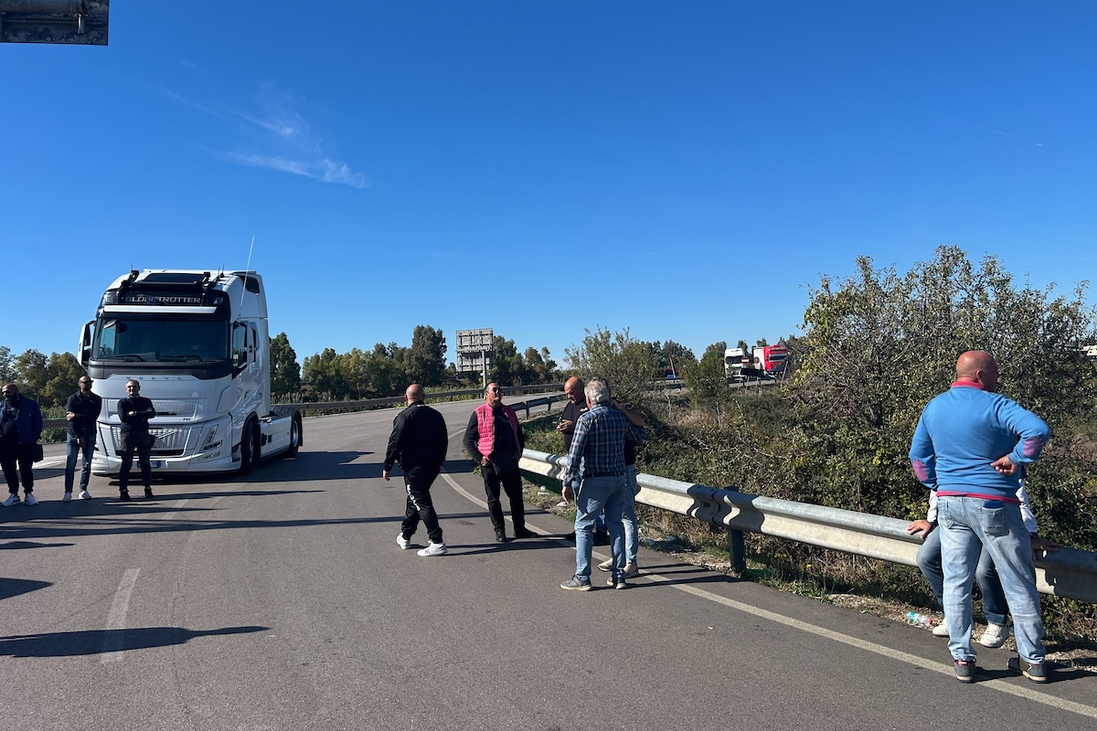 Cosa chiedono i camionisti e gli agricoltori che stanno bloccando la Puglia