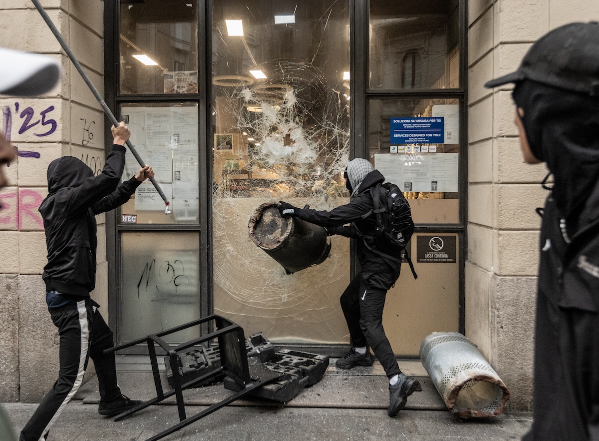 Cosa accomuna i ragazzi dei disordini a Milano