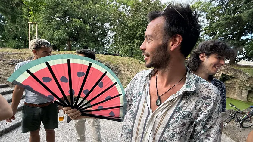 I simpatizzanti del partito Capibara in raduno a Padova: «Un mondo libero dal ricatto del lavoro»